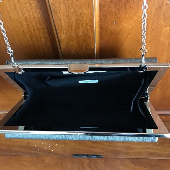 Silver clutch purse with chain shoulder strap - Picture 3 of 8